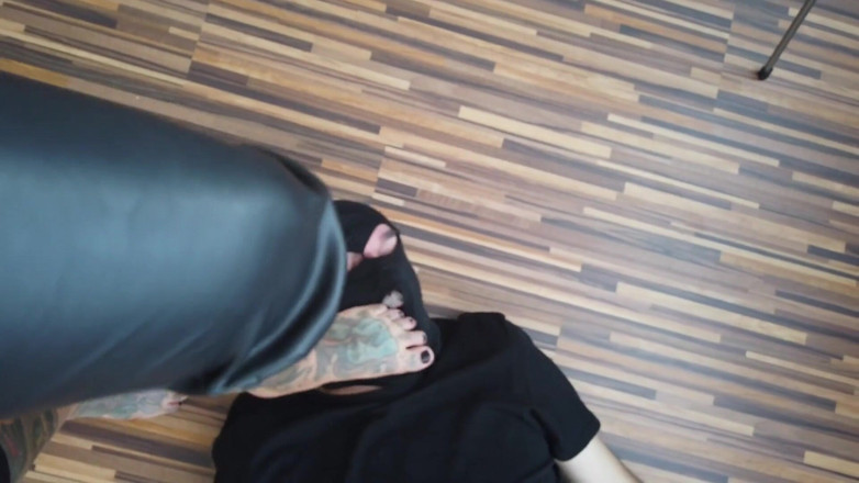 Fetish videos by Alex: ทาสเท้าจากตู้เสื้อผ้า