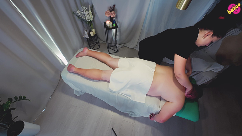 beauty_and_the_other_one: He Booked a Premium Relaxation Massage but Also Got Double...