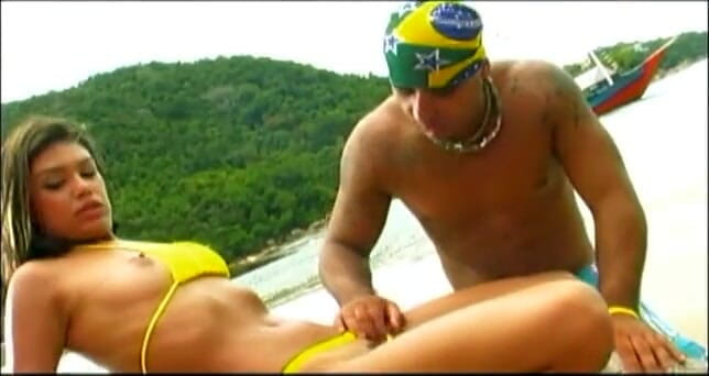 Coyote Raunch: Sara Lemos fodida no cu na praia