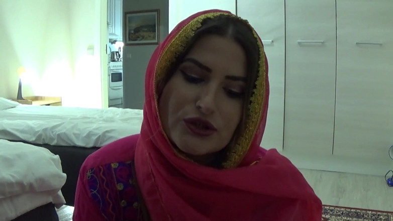 Amateur Homemade Porn: Arabische amateur-vrouw neemt voor het eerst grote zwarte lul in...