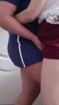Duas namoradas casadas traem seus maridos em outro quarto