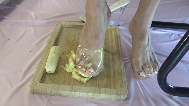 AnnaBUST: Destrozo bananas con mis hermosas piernas en tacones altos