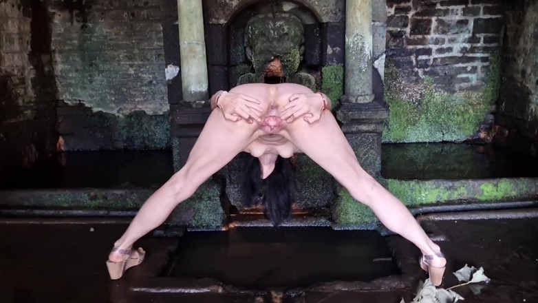 Nicky Brill: Outdoor Nudity Gaping My Pussy and Pissing
