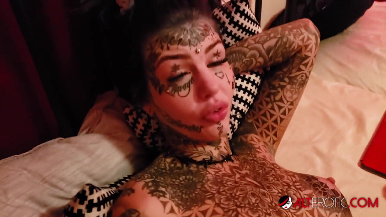 Alt Erotic: Amber Luke, beauté tacrée, a très envie d'une grosse bite