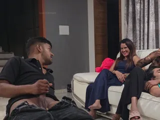 भारतीय सेक्स दृश्य के पीछे लड़का लड़कियों के सामने अपना लंड हिलाता है