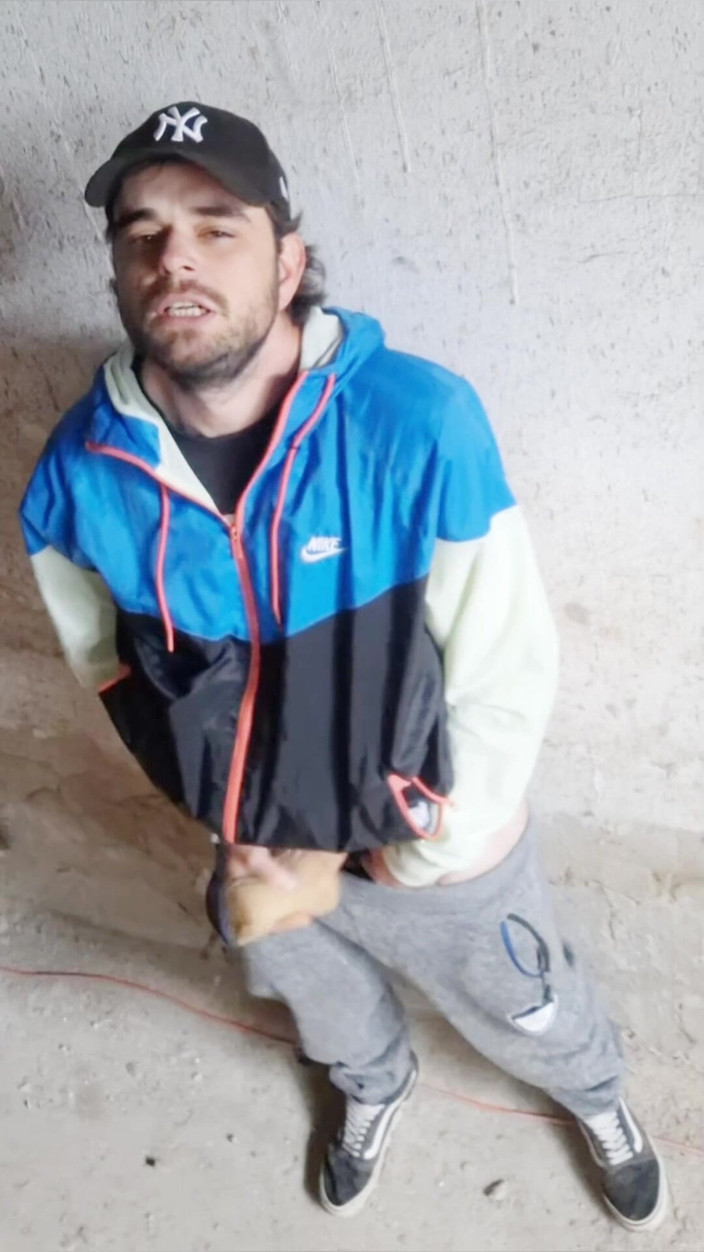 jerkofflover: Io in Un Edificio Abbandonato Dove Vado a Masturbarmi