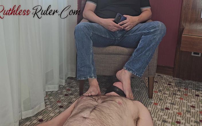 Ruthless ruler - maledom: Salope du matin, pieds et crachats