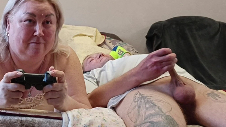 Zona901: 他打断了继母在游戏机上的游戏，在她嘴里操了她，并在里面完成了