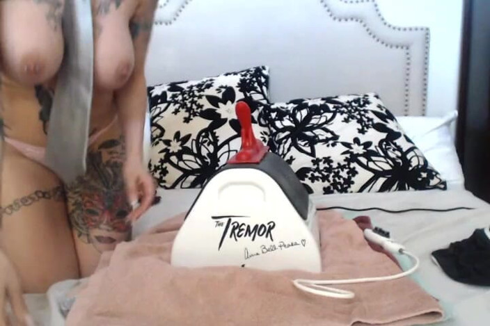 Anna Bell Peaks: Tremor cumshow with heels, tie, and glasses