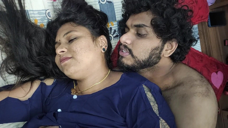 Vaishnavysharunraj: Azul top remoção quente romance, lip loc, mamas chupadas e...