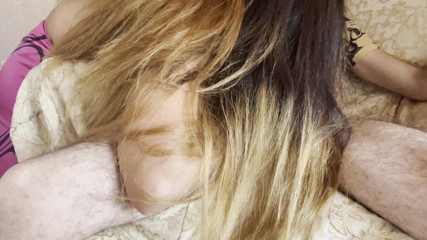 Teen and Milf Female Sex: Eu como a buceta da minha namorada presa no sofá...