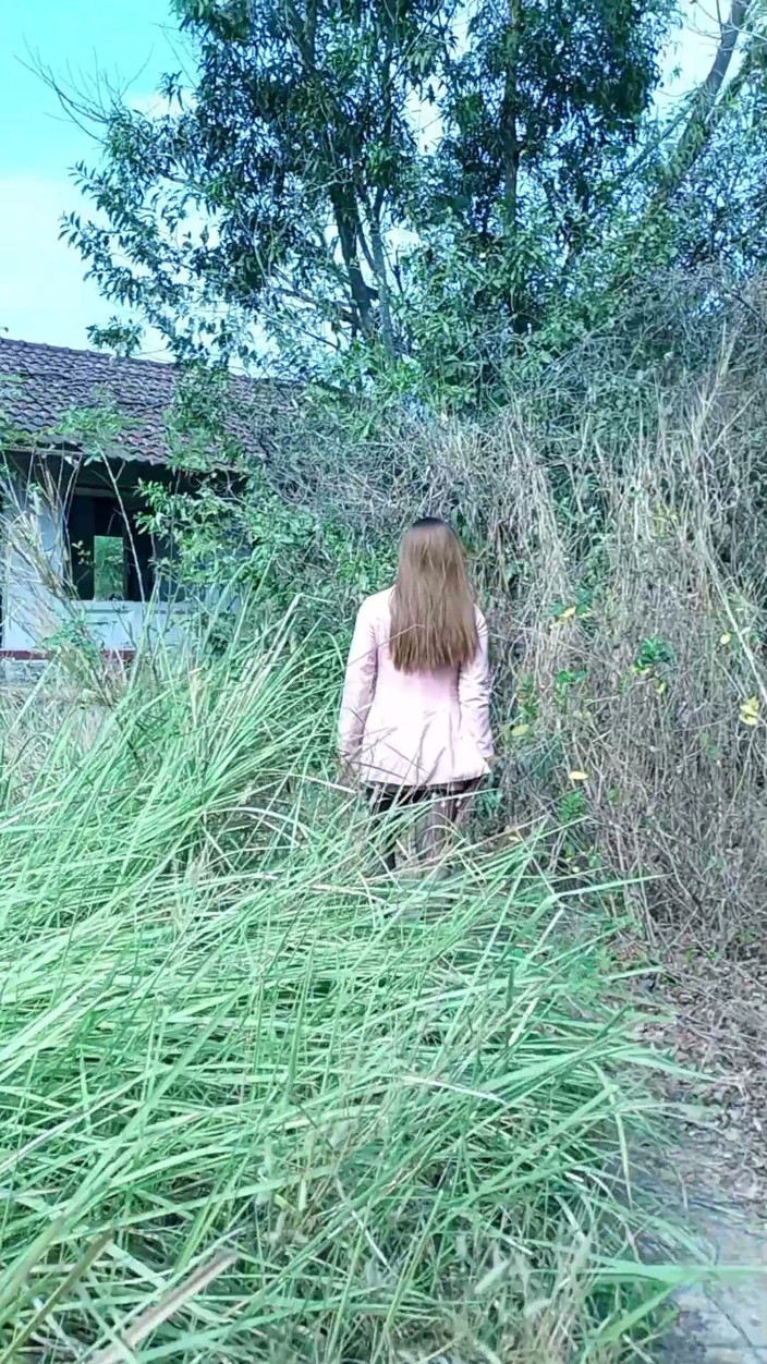 Wanida crossdress: I came across an abandoned house and went inside to...