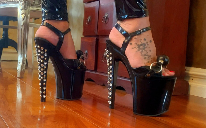 Dominatrix Frida: Schritt in meine lieblings-high heels (204)