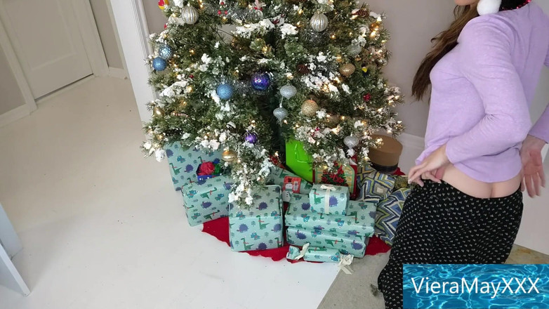 VieraMayXXX: Seluar jatuh ke bawah pada pagi Krismas