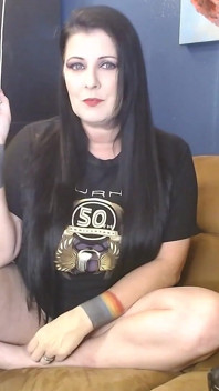 Milf fumando só de camiseta