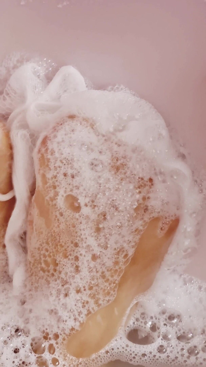 Daphnee Lecerf: Rubbing my feet on a bath flower