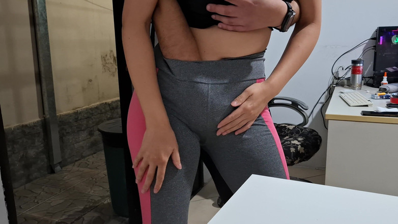 Gabi SweetCouplesStories: पड़ोसी की मदद से मेज पर अपनी ऊंट की में हस्तमैथुन करना