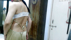 Cute & Nude Crossdresser: Calda sissy travestito femboy sweet Lecca-lecca in lingerie di raso.