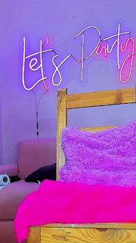 Сильна сесія красивої дівчини отримує кулак в дупу