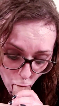 Nerdy college girl looks great sucking cock
