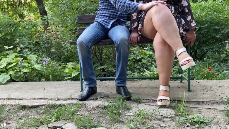 OurFetishLife: Slampig mogen MILf med sexiga ben hjälper mig att kissa...