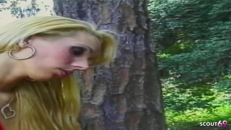 Shemale TS Collection: O transsexuală blondă sexy este sedusă în aer liber în vacanță și futută...