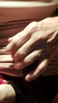 J in un abito Kaki, Giarrettiera rossa e calze, Sportive le ragazze grandi, giocando con la sua sheath nylon nero chiuso