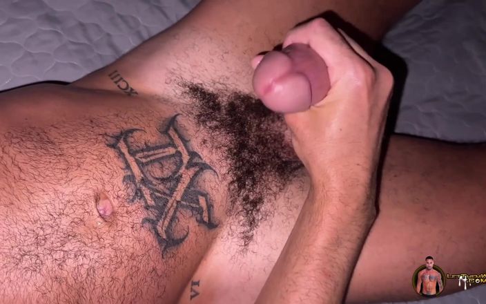 Let them watch: Ricky xl tek başına heteroseksüel adamla mastürbasyon yapıyor