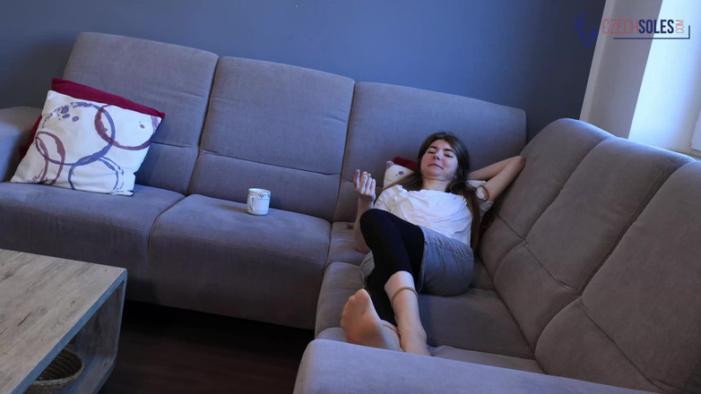Czech Soles - foot fetish content: Voet ruikende slaaf tot haar beschikking
