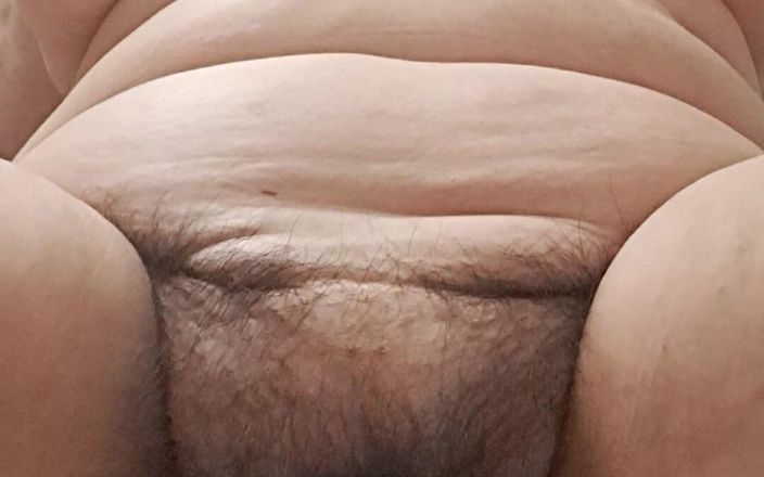 Mommy big hairy pussy: Мілфа показує з рухами тазу, як вона любить трахатися
