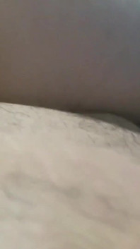Sie bietet ihrem freund ihren hübschen kleinen arsch an, um ihre muschi richtig gefickt zu bekommen