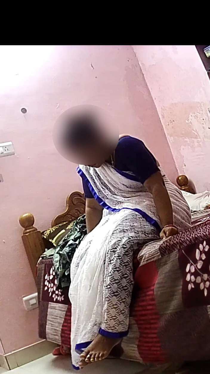 Black & white desicat: हॉट सेक्सी गृहिणी साड़ी पहने कपड़े बदल रही है जो चोदने के लिए तैयार है