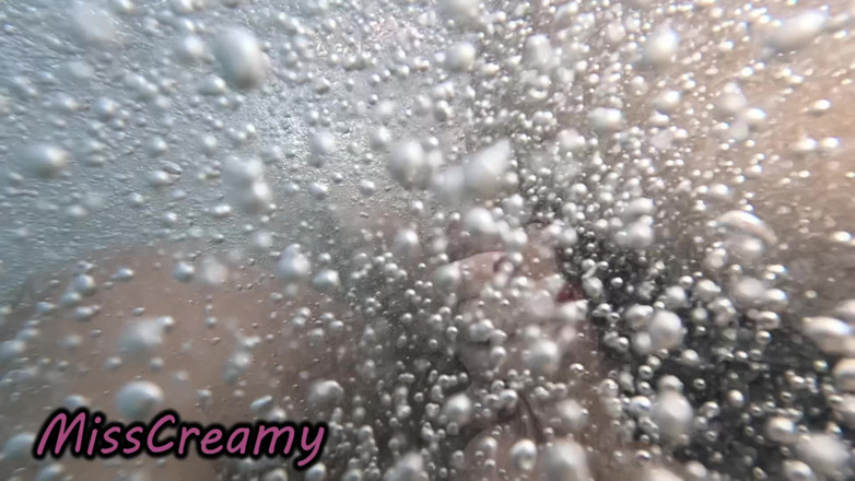 Miss Creamy: Offentlig Pool Styvsyster Dick Flash Riskabelt Handjob Folk Tittar På...