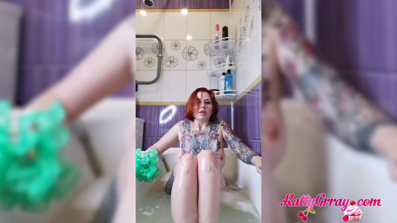 Katty Grray: Perfeita ruiva lava seu corpo sexy e se masturba com...