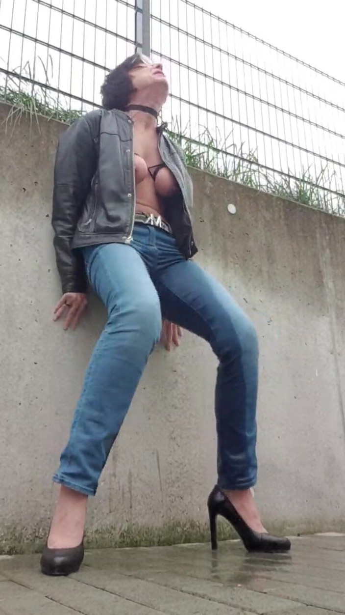 JulieEroticDress: Squirting in jeans