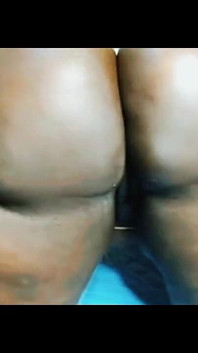 Grande rabo preto ssbbw de quatro cu dedilhado e cena de chuveiro