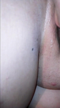 Adorare il buco del culo della donna sposata, il suo clitoride, lei ride e geme, ei suoi buchi si espandeno in attesa di cazzo