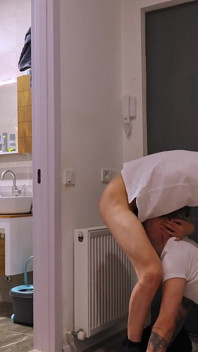 Club Twink hluboce ošukal mého velkého ptáka, pak dostal jeho hladký těsný zadek tvrdě ošukaný