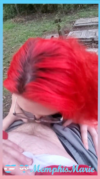 Shemale gola profonda e prende senza preservativo creampie all'aperto