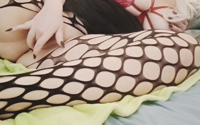 WildFlawiii: Super nadržená milfka má orgasmy v sexy punčochách
