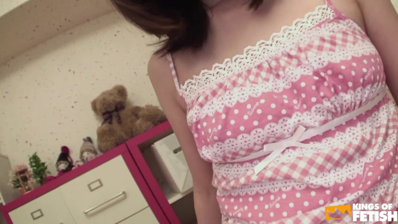 Pure Japanese adult video ( JAV): Heißes japanisches küken masturbiert nach dem lernen auf dem bett