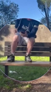 Băiatul amator a pierdut un pariu și a trebuit să-i expună și să-i atingă pula într-un parc
