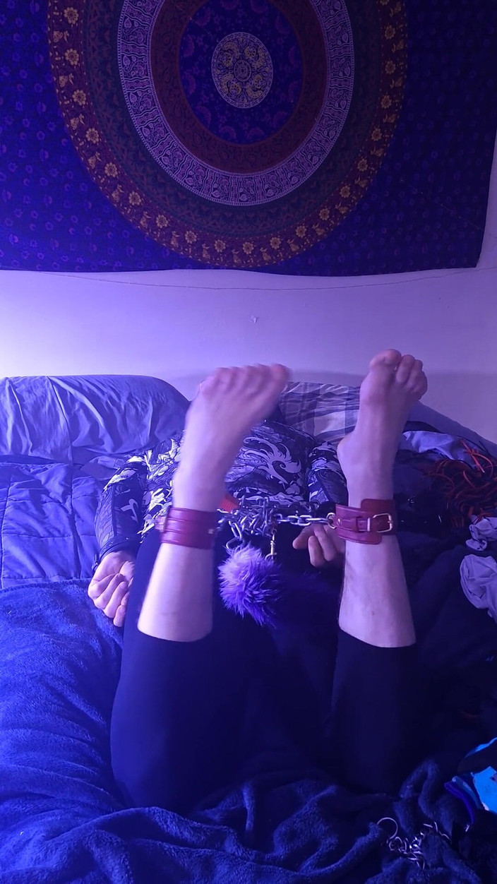 Robert48569: Selbstbondage und schwanz Füße und ketten