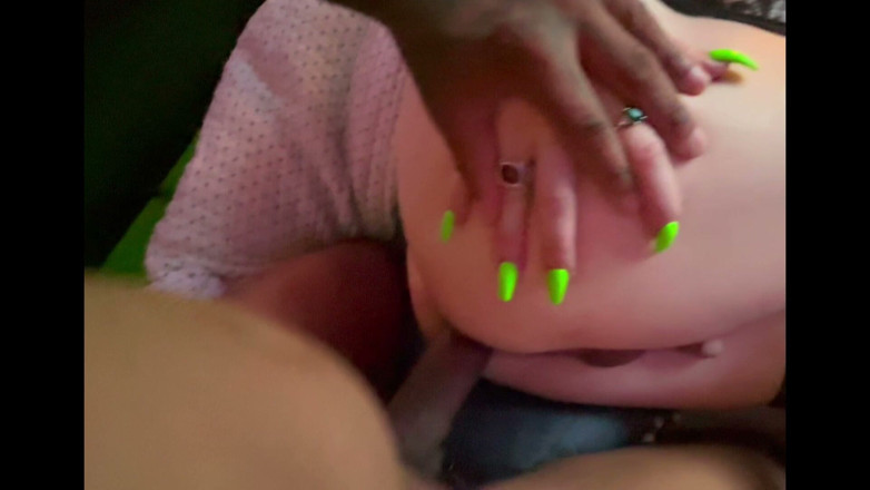 JRockstar82: En primer plano de mi gran polla negra deslizándose dentro...