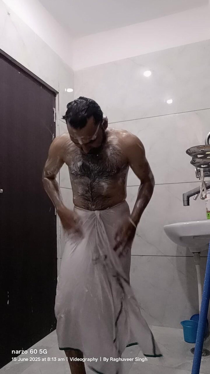 Rajasthani-old-lover: Дезі чоловік насолоджується водою