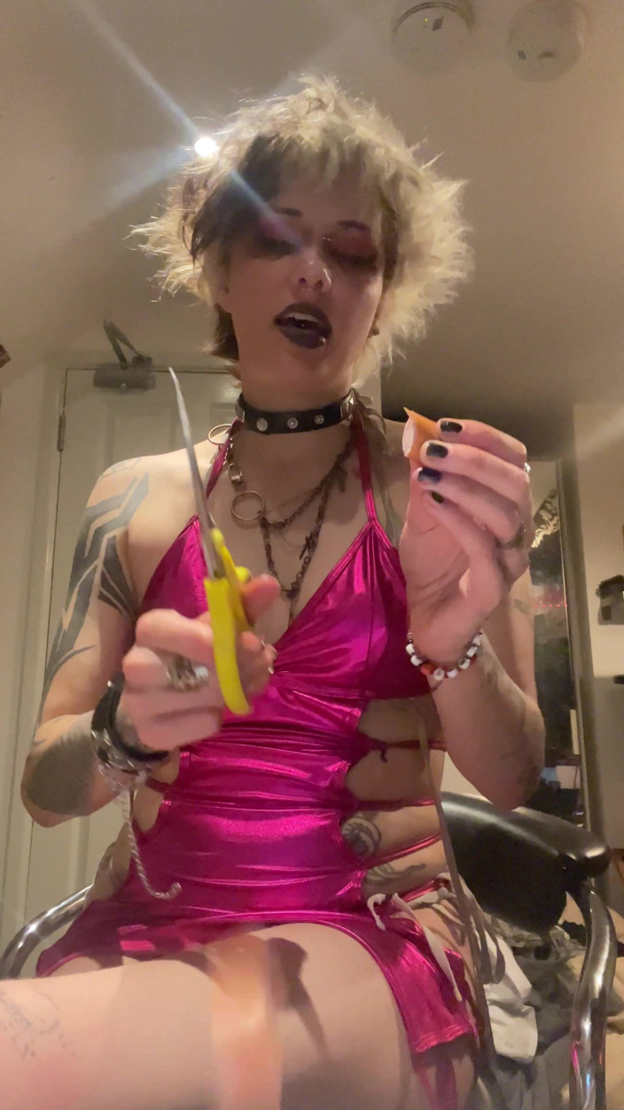 Glitterqueen1999: gotik arkadaş seni mastürbasyon yaparken yakalıyor ve kesiyor