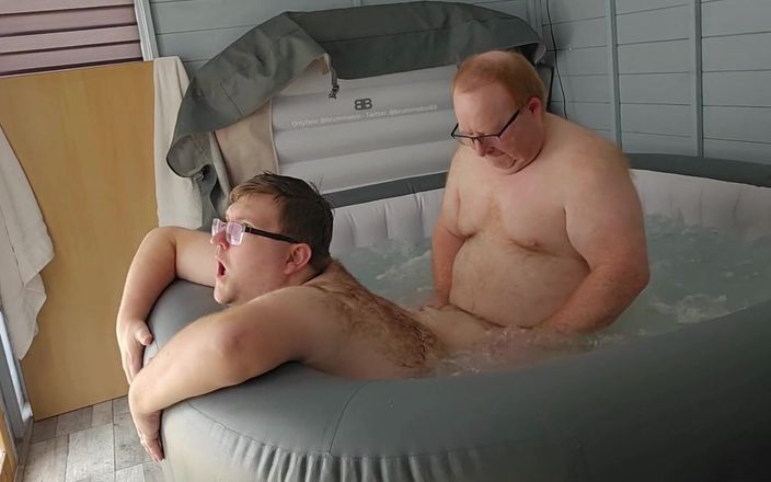 brummieboi89: Ayah Meniduri Beruang Berbulunya di Jacuzzi