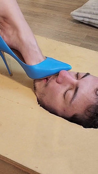 Verliezer onder de gezichtsdoos wordt negeerd aanbiddende godin Kiffa vuile hoge hakken stiletto's en zolen - stiletto's - voetaanbidding