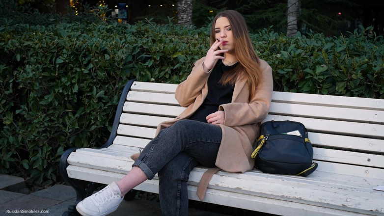 Russian Smokers: Російська дівчина проводить обідню перерву, курячи 1 сиг