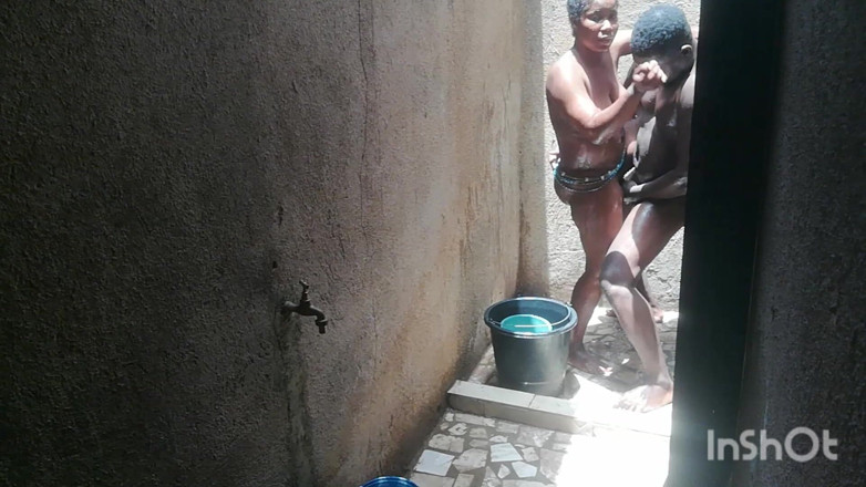 Pornsexlive: Istri sahabatku meneleponku di kamar mandi saat dia mencuci bagian...